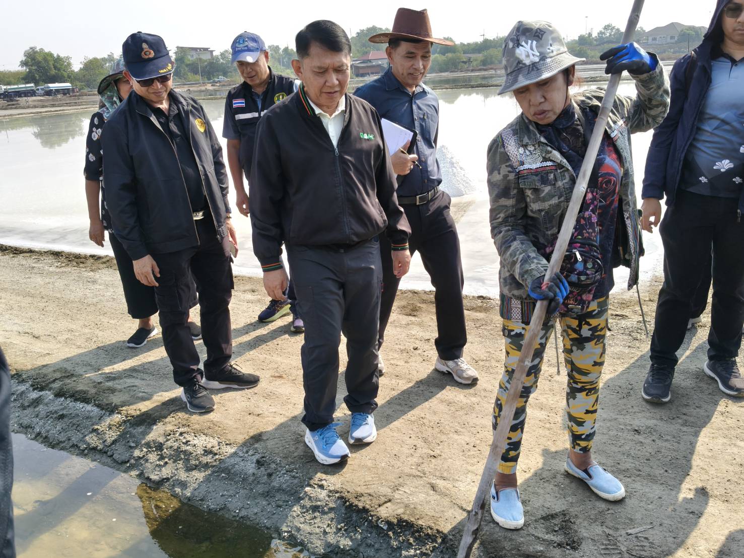 title - ส.ป.ก. ร่วมติดตามรองปลัดกระทรวงเกษตรและสหกรณ์ ลงพื้นที่ตรวจเยี่ยมชุมชน เพื่อรับฟังข้อคิดเห็นเกษตรกรผู้ผลิตเกลือทะเล พื้นที่จังหวัดชลบุรี